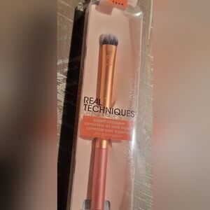 Real Techniques Peach Concealer Brush